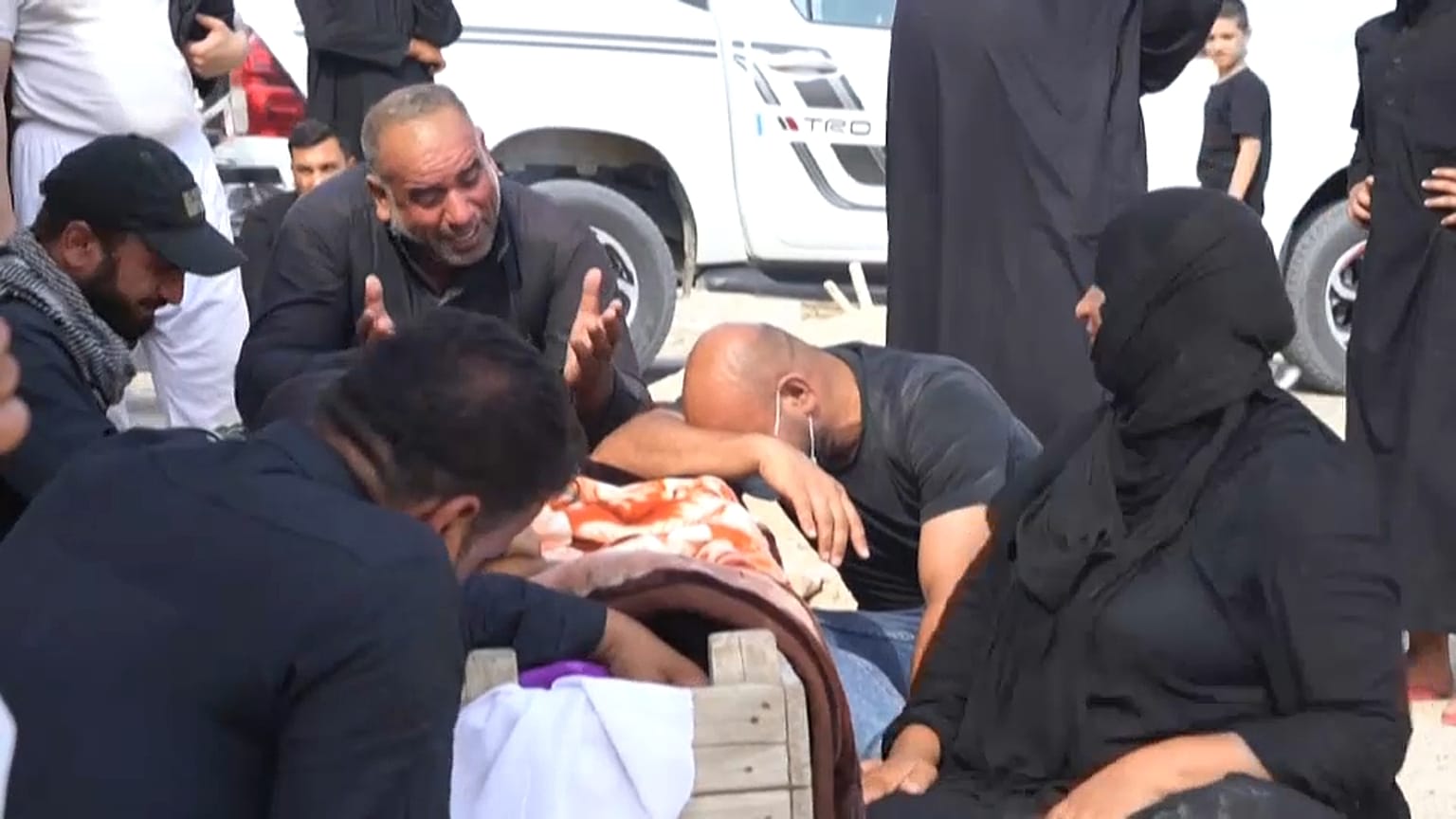 عراقيون يعيدون دفن ضحايا كورونا بمقابر عائلية