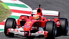 Mick Schumacher pilota el Ferrari F2004 de su padre Michael Schumacher en el circuito de Mugello, Italia