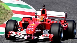 Mick Schumacher pilota el Ferrari F2004 de su padre Michael Schumacher en el circuito de Mugello, Italia