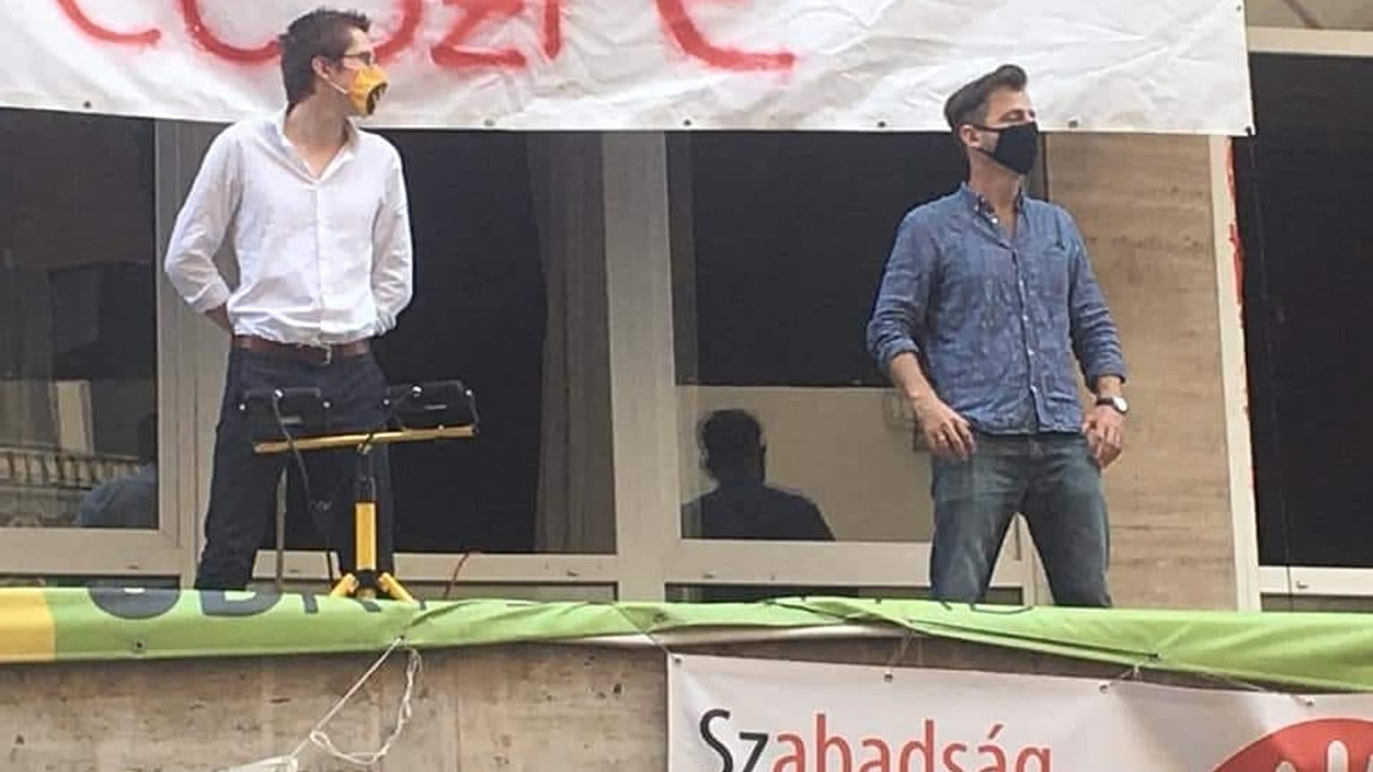 Grecsó Krisztián is őrt állt az SZFE Vas utcai épületenél