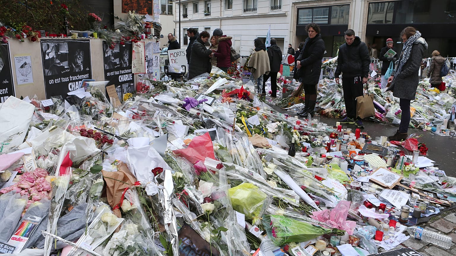Des fleurs déposées en hommage aux victimes de l'attentat de Charlie Hebdo (14 janvier 2015)