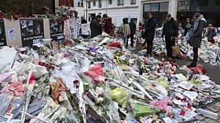 Des fleurs déposées en hommage aux victimes de l'attentat de Charlie Hebdo (14 janvier 2015)