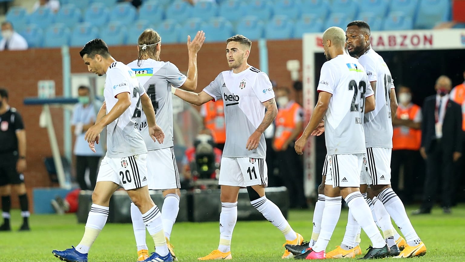 Süper Lig'de sezonun ilk büyük maçında Beşiktaş deplasmanda karşılaştığı zorlu rakibi Trabzonspor'u 3-1 mağlup etti.