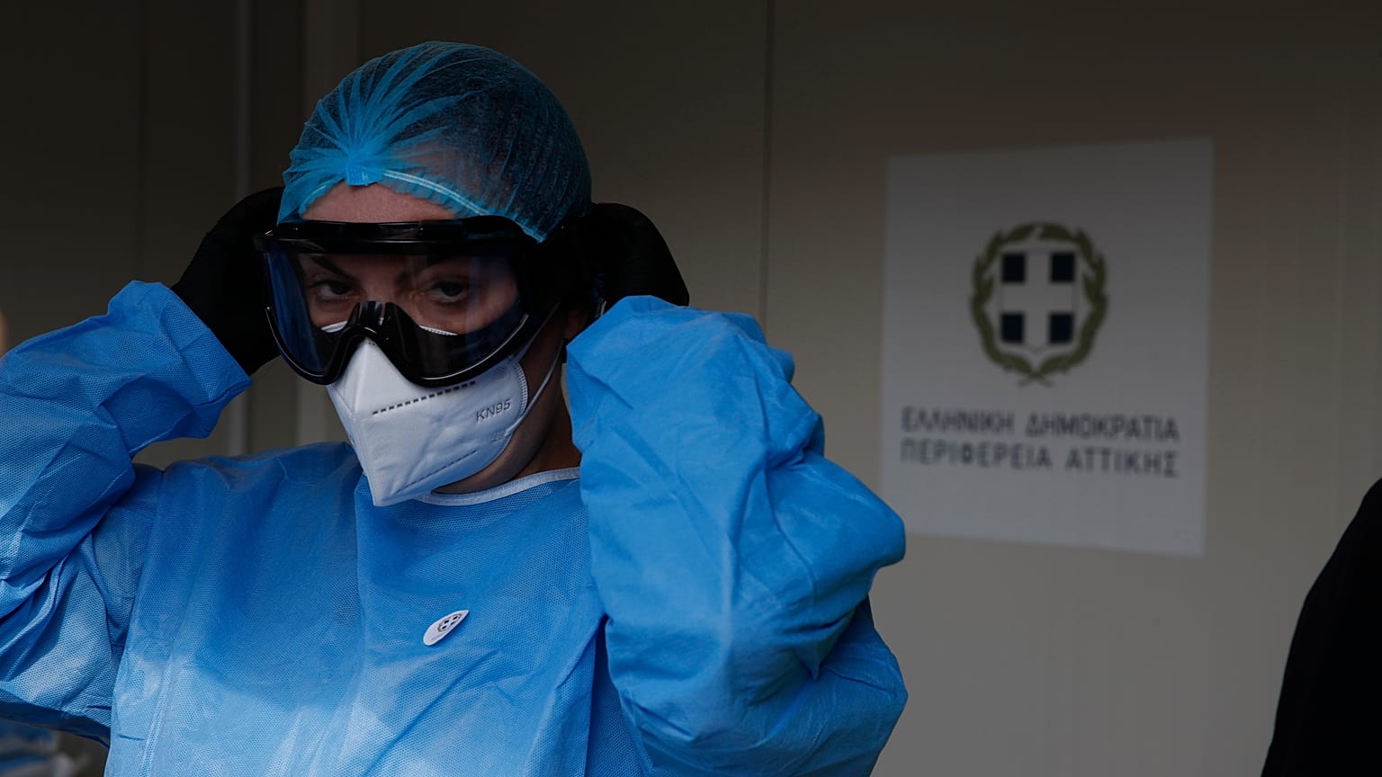 Una trabajadora médica con equipo de protección, mientras espera a los viajeros para realizar la prueba de COVID-19 en el puerto de El Pireo, cerca de Atenas, el 20 de agosto.