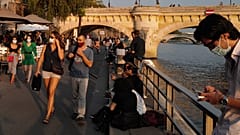 Ведущие медики Франции призывают сограждан свести все социальные контаты к минимуму