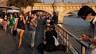 Ведущие медики Франции призывают сограждан свести все социальные контаты к минимуму