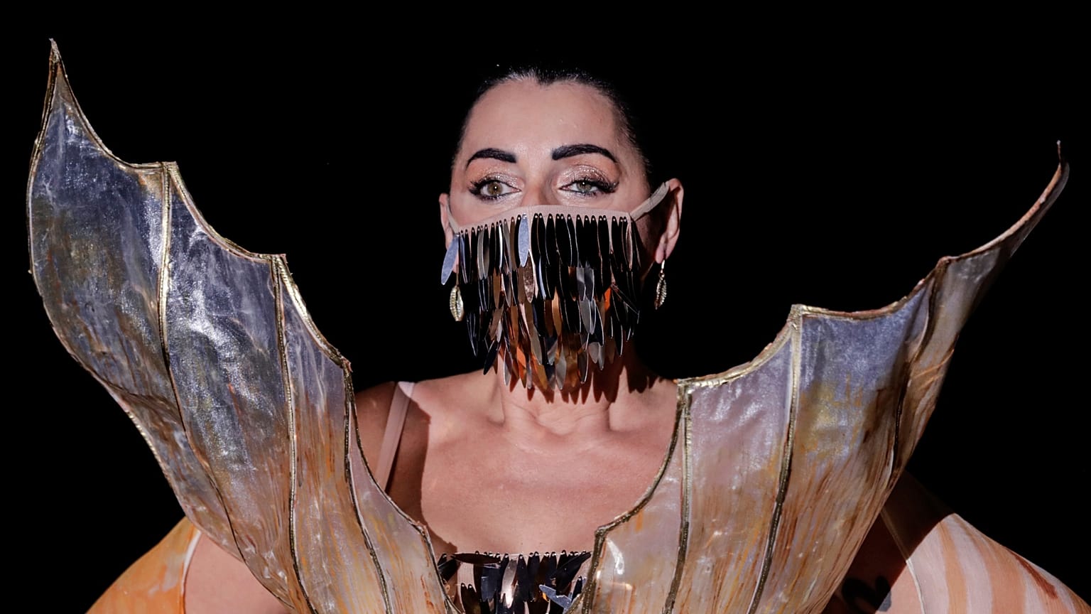 Rossy de Palma défile pour le créateur Andres Sarda pendant la fashion week de Madrid, le 10 septembre 2020
