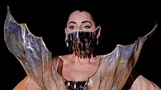 Rossy de Palma défile pour le créateur Andres Sarda pendant la fashion week de Madrid, le 10 septembre 2020