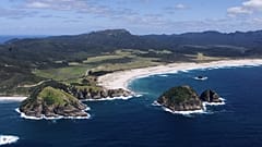 Blick auf den Kaitoke Strand auf der Great Barrier Insel, Neuseeland