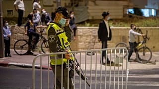 Egy izraeli katona kordont állít fel Bét Semesben 2020. szeptember 8-án