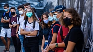 Des élèves écoutent les conseils sanitaires dans leur lycée de Rome le jour de la rentrée, le 14 septembre 2020