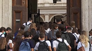 Decenas de alumnos entrar en grupo al colegido Visconti de Roma