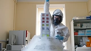 Работа над созданием вакцины в институте Гамалеи