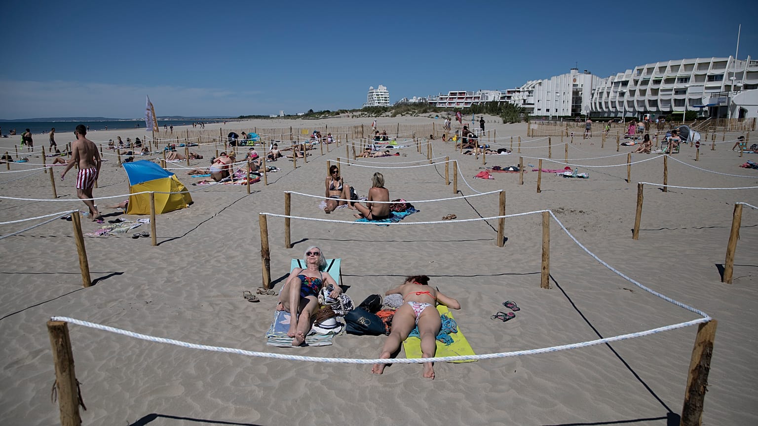 Strandbesucher zu Corona-Zeiten in La Grande Motte, Südfrankreich, 24.Mai 2020