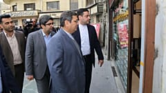 بازدید عبدالناصر همتی، رئیس کل بانک مرکزی از صرافی‌های میدان فردوسی تهران، آبان ماه ۱۳۹۸
