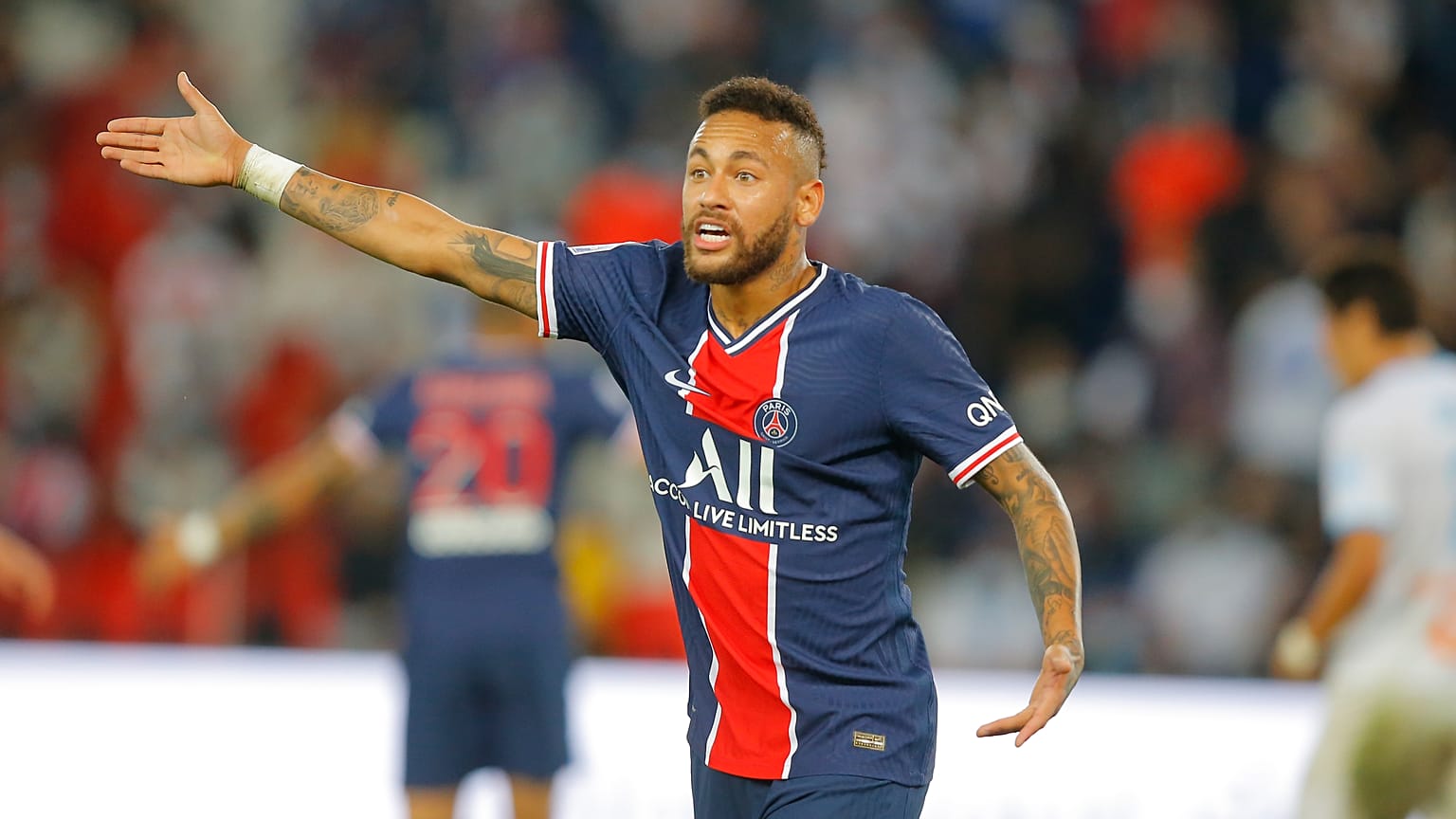 نيمار داسيلفا لاعب باريس سان جيرمان خلال مباراة كرة القدم في الدوري الفرنسي الأول بين باريس سان جيرمان ومرسيليا في حديقة الأمراء في باريس، فرنسا.