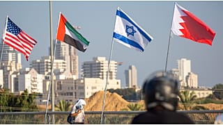 العلم الأمريكي إلى جانب علم إسرائيل والإمارات والبحرين
