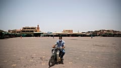 Un homme traverse la place Jemma el-Fnaa à Marrakech au Maroc d'habitude noire de monde, le 22 juillet 2020