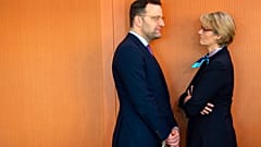 Der deutsche Gesundheitsminister Jens Spahn berät sich mit Forschungsministerin Anja Karliczek vor einer Kabinettssitzung, Berlin,5.2.2020
