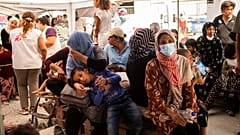 Migranten auf Lesbos werden von Mitgliedern von Ärzte ohne Grenzen versorgt