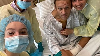 Navalny fuori pericolo. Su Instagram scrive: "Respiro da solo e mi mancate"