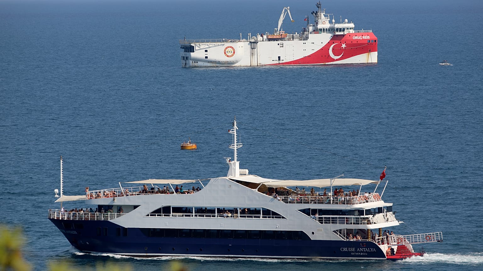 Le navire de recherche turc Oruc Reis, au large des côtes d'Antalya sur la Méditerranée, Turquie, dimanche 13 septembre 2020
