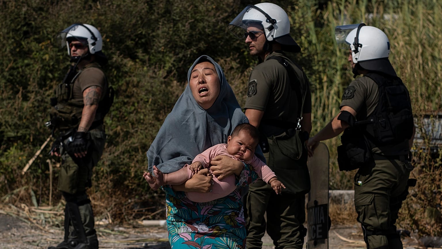 Yunanistan'ın Moria kampındaki yangından kaçan bir anne
