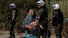 Yunanistan'ın Moria kampındaki yangından kaçan bir anne