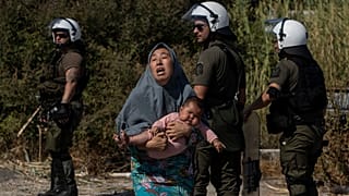 Yunanistan'ın Moria kampındaki yangından kaçan bir anne