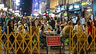 Gente en terrazas en Soho, Londres, el sábado, 12 de septiembre