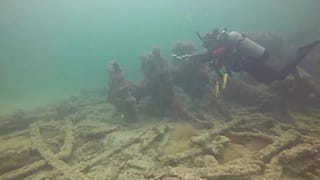 Un submarinista observa el pecio del barco