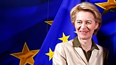 Ursual von der Leyen wartet auf Sitzungsbeginn, Brèssel 19.11.2019