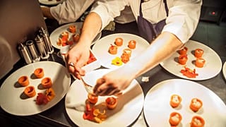 Um cozinheiro a preparar um prato de comida impressa em 3D pela máquina Foodini