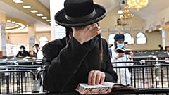 Верующий молится у могилы рабби Нахмана в Умани