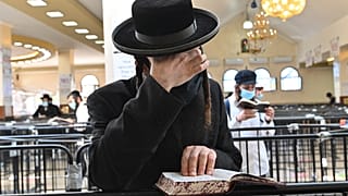 Верующий молится у могилы рабби Нахмана в Умани