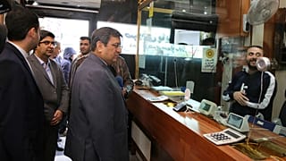 بازدید عبدالناصر همتی، رئیس کل بانک مرکزی ایران از صرافی های میدان فردوسی، آبان ۱۳۹۸