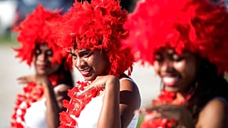 Hula-táncosok fogadják a diplomatákat egy nemzetközi eseményen Nauruban, 2018-ban