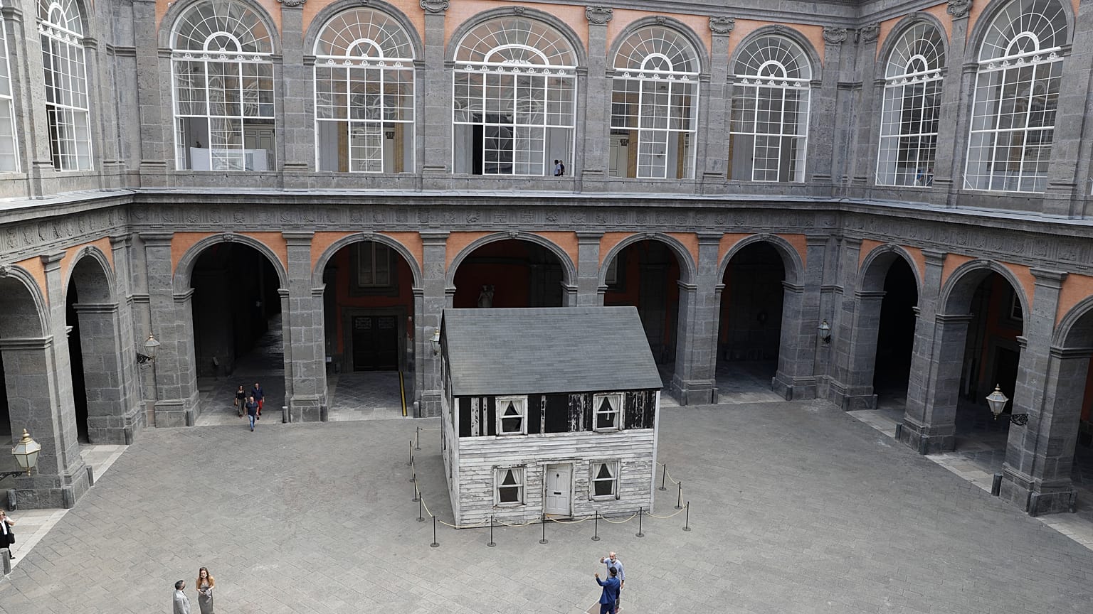 La casa di Rosa Parks a Detroit, nel cortile del Palazzo Reale di Napoli. 