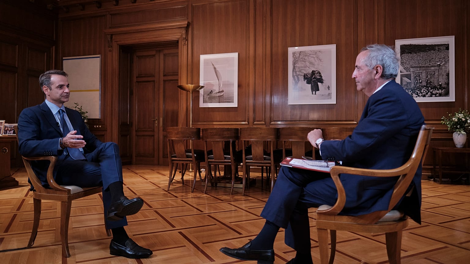Ο Κυριάκος Μητσοτάκης μιλά με τον Διευθυντή του Economist