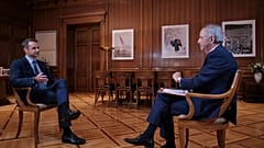 Ο Κυριάκος Μητσοτάκης μιλά με τον Διευθυντή του Economist