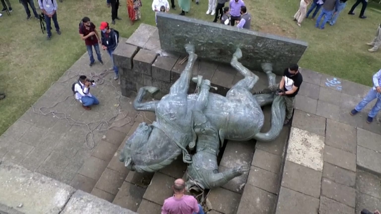 La estutua de Sebastián de Belalcazar derribada