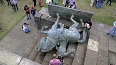 La estutua de Sebastián de Belalcazar derribada
