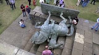 La estutua de Sebastián de Belalcazar derribada