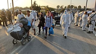 Προς τον νέο καταυλισμό έχουν οδηγηθεί, ήδη, 450 πρόσφυγες και μετανάστες