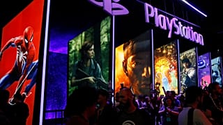 أناس مصطفون أمام محل ميعات بلاي ستيشن في معرض الترفيه الإلكتروني 24 في لوس أنجلس. 2018/06/14