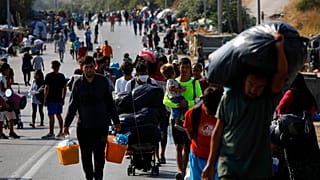 Polícia grega transfere migrantes e refugiados para novo campo