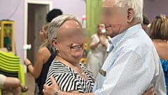 La abuela de Xènia Amenós, víctima de la COVID-19, junto a su marido