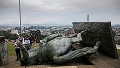 La statue de Sebastian de Belalcazar abattue par un groupe d'amérindiens colombiens.