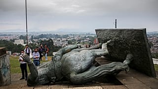 La statue de Sebastian de Belalcazar abattue par un groupe d'amérindiens colombiens.