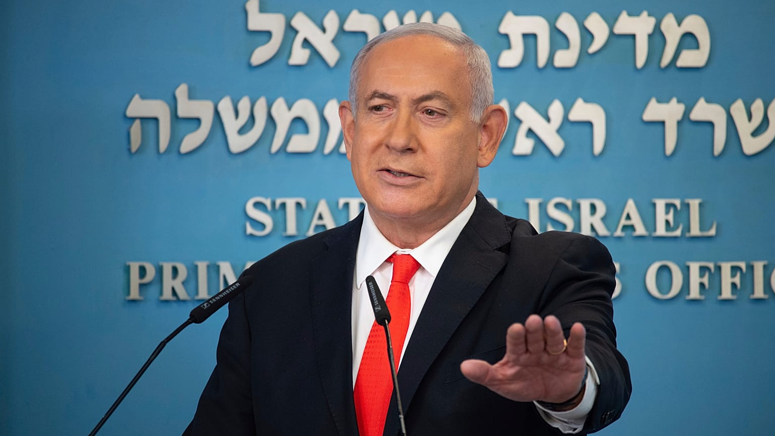 "Altolà, è tutto chiuso!", sembra dire Netanyahu ai suoi concittadini. 